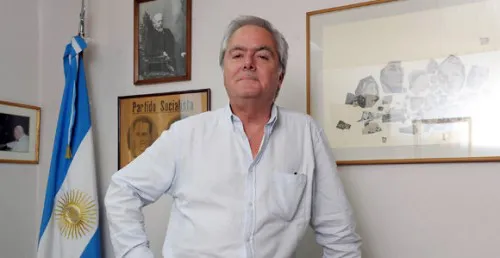 Pinedo dijo que el bono a 100 años “es algo simbólico”