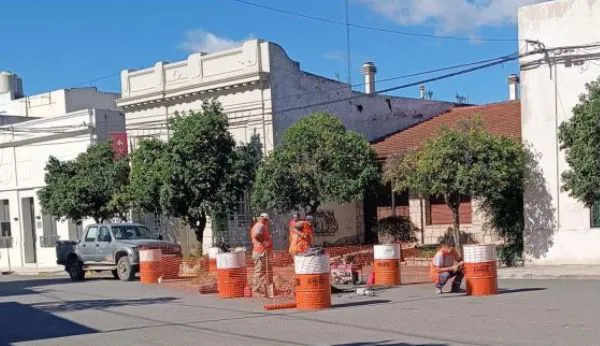 Obreros trabajando en la rotonda en cuestión