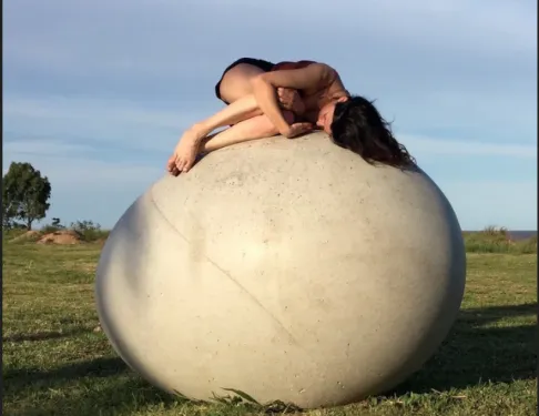 Piden informes por los “huevos” gigantes de Jorge Macri