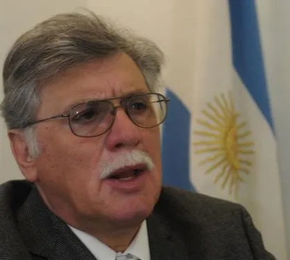 López se lamentó porque “La UCR lava los platos fuera de casa”