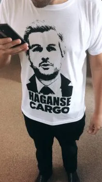 Salen las remeras de Marcos Peña con la frase: “Háganse cargo”