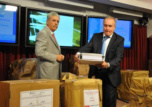 José López tenía 8 celulares y fotos de su mujer con armas en su casa