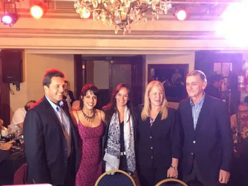 Victoria Donda va por la avenida del medio