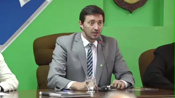 “La pintura esbozada por Yeza sobre la realidad de Pinamar es utópica”