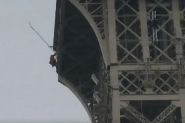 Un hombre salta en paracaidas desde la Torre Eiffel y es detenido