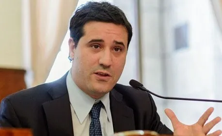 Maximiliano Abad cruzó a Teresa García por el estado de los hospitales