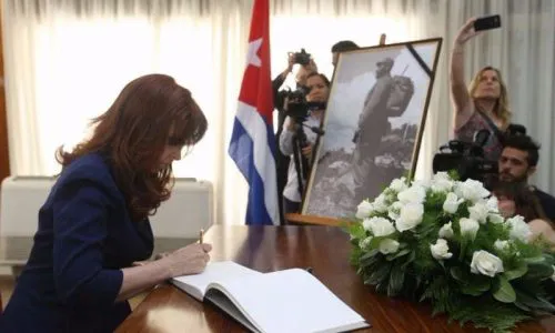 Cristina pegó vía Twitter y rindió honores a Fidel Castro en la embajada