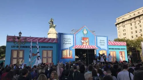 Los docentes se quedan sin carpa y sin paritaria nacional