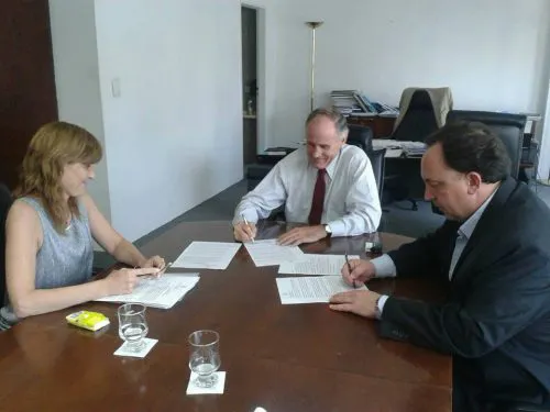 Osuna firmó convenios con ENHOSA y ABSA