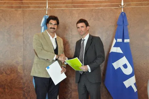 Sarquis firmó convenio con YPF para desarrollar energías renovables