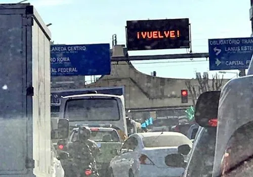 Ferraresi usó letreros del municipio para promocionar el acto de CFK