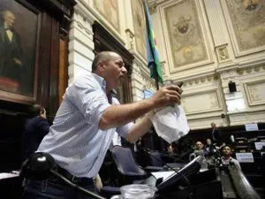 Adrián Urreli reflotó críticas contra Mario Secco