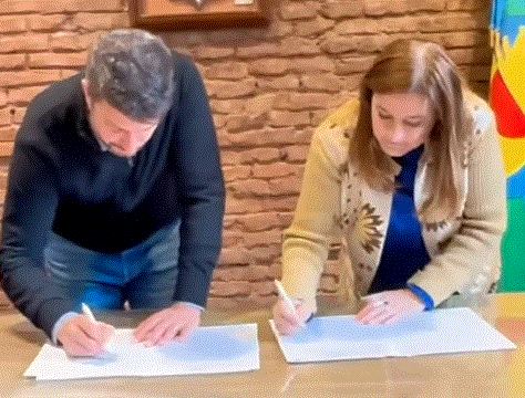Nanni firmó convenio con la ministra Estela Díaz.