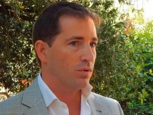 Van Tooren le reclama a Gray que cumpla una promesa que hizo hace 10 años