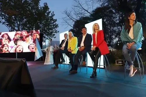 Espinoza inauguró su Feria del Libro junto a Tristán Bauer