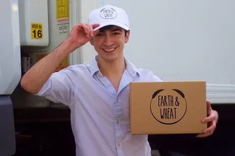 Tiene 21 años y se hizo multimillonario vendiendo alimentos que otros tiran a la basura