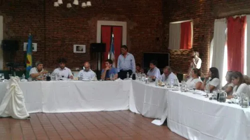 En medio del conflicto docente, Cambiemos eligió un Castillo para reunión partidaria