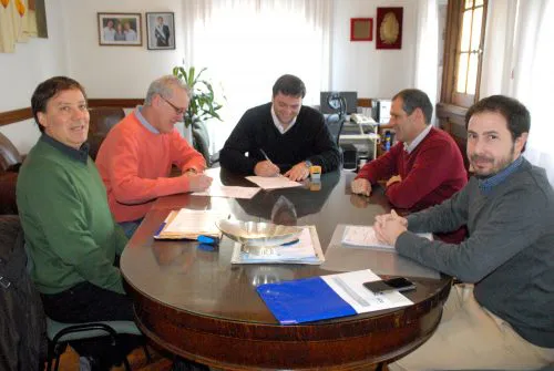 Barroso firmó contrato para construir viviendas