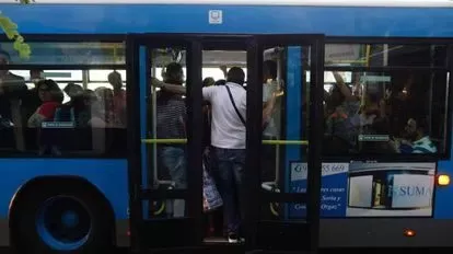 “Amor tóxico”: Se colgó del colectivo en movimiento para que la novia lo perdone ¡Estremecedor video!