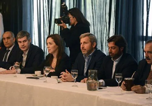 El gobierno mostró la unidad con Salvador y Alfonsín