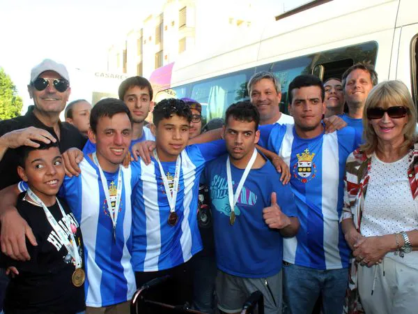 Stadnik junto a deportistas.