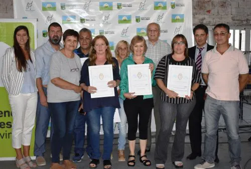 Álvarez entregó y firmó escrituras