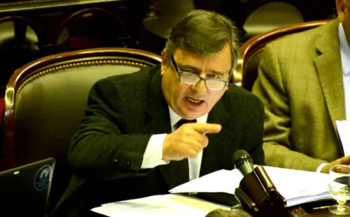 Negri enojado con 1País por “hacer campaña con De Vido”