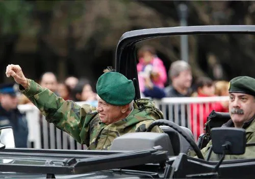 Fuerte repudio por la presencia de Aldo Rico en los actos del Bicentenario