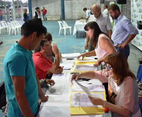 Álvarez entregó y firmó escrituras