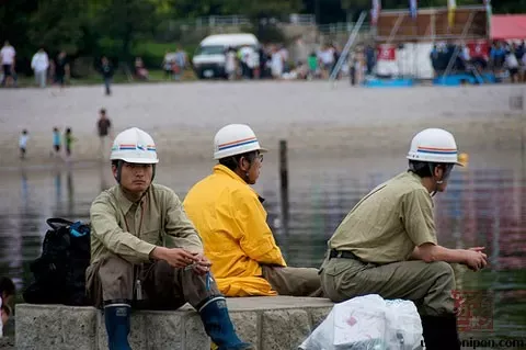 Japon dispone un aumento record del salario minimo por la inflacion