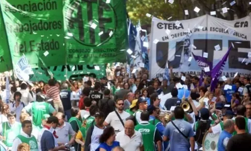 Estatales bonaerenses piden implementar clausula de revision salarial