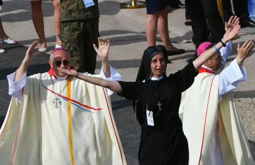 Histórico: Francisco plantea que mujeres puedan ser diáconos