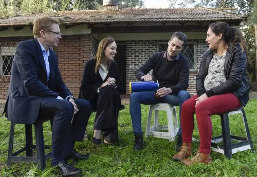 Vidal se muestra con Curutchet para celebrar los créditos hipotecarios
