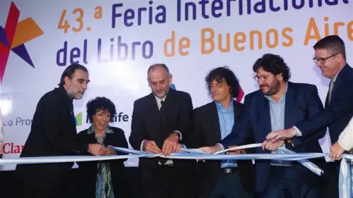 En medio de un fuerte cruce, se inauguró la Feria del Libro