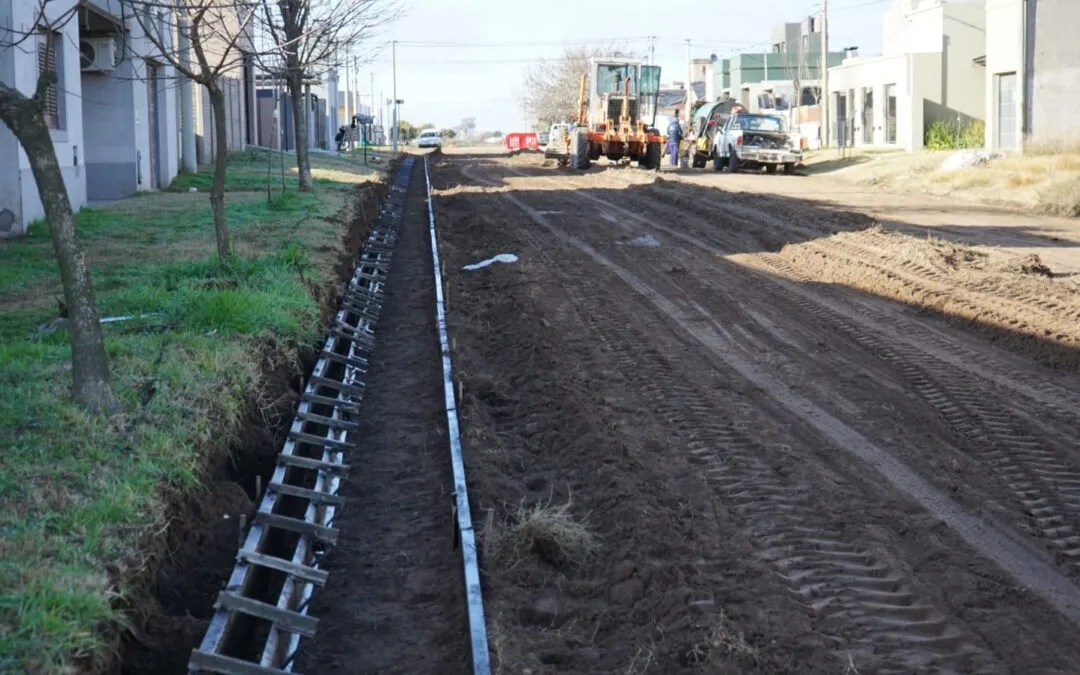 EL MUNICIPIO TRABAJA EN UNA OBRA DE CORDÓN CUNETA EN LA CALLE EMILIANO SÁEZ, ENTRE CASTELLI Y ALMAFUERTE
