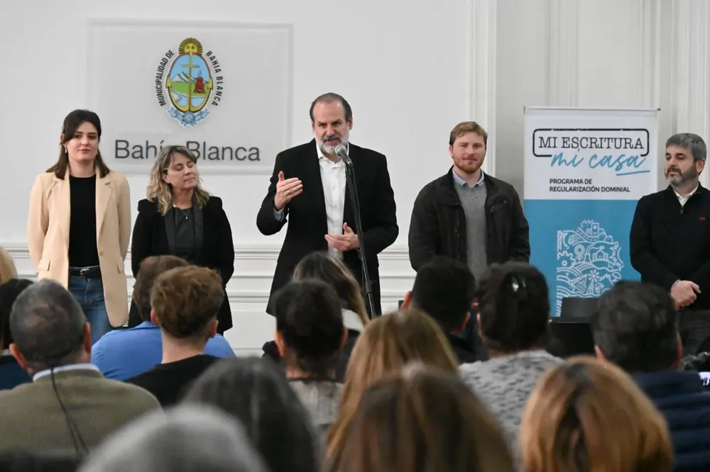 Susbielles encabezó acto de firma de escrituas