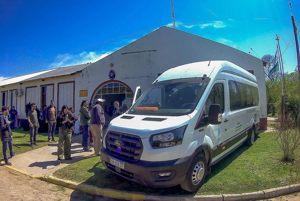 Ferraris entregó un minibús 0km a la Escuela Agrotécnica N°1 de Colonia 2