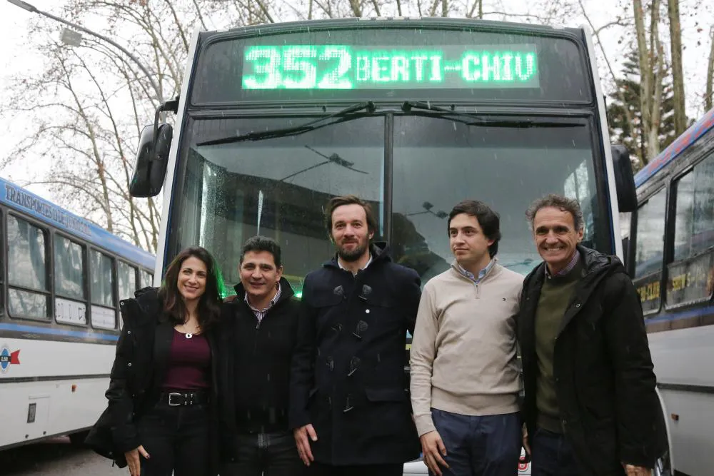 Mancini encabezó la presentación oficial de la nueva línea de colectivos y avanzan obras en el barrio El Milagro
