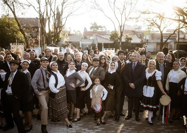 Otermín presentó en comunidad la Plaza de los Italianos totalmente renovada 2