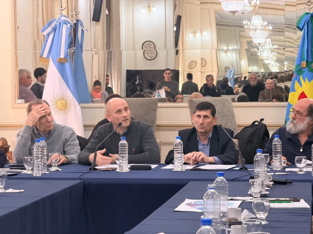 Privatización de AySA: la Justicia pone límites y crece el rechazo bonaerense.