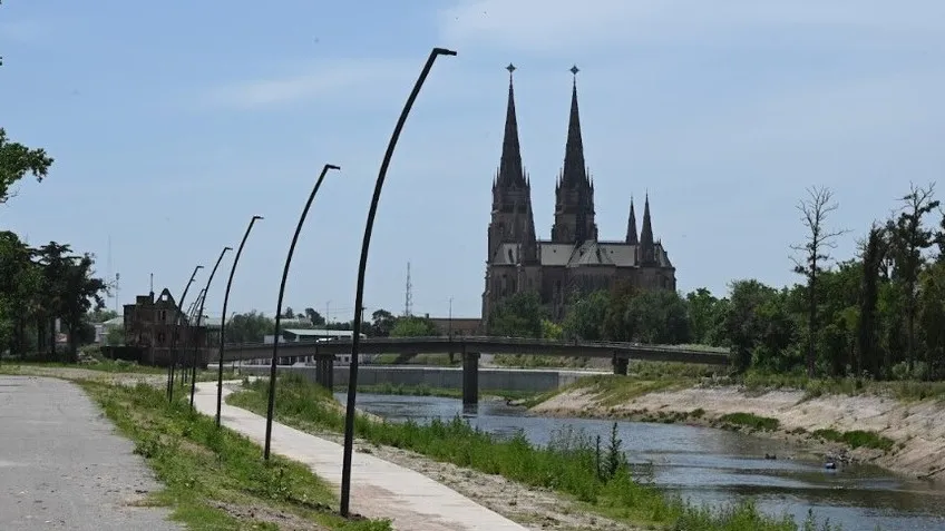 Comenzó la instalación de luminarias LED en el Paseo Ribereño