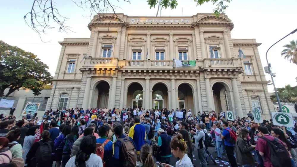 Abrazo solidario al Bonaparte: trabajadores resisten el cierre
