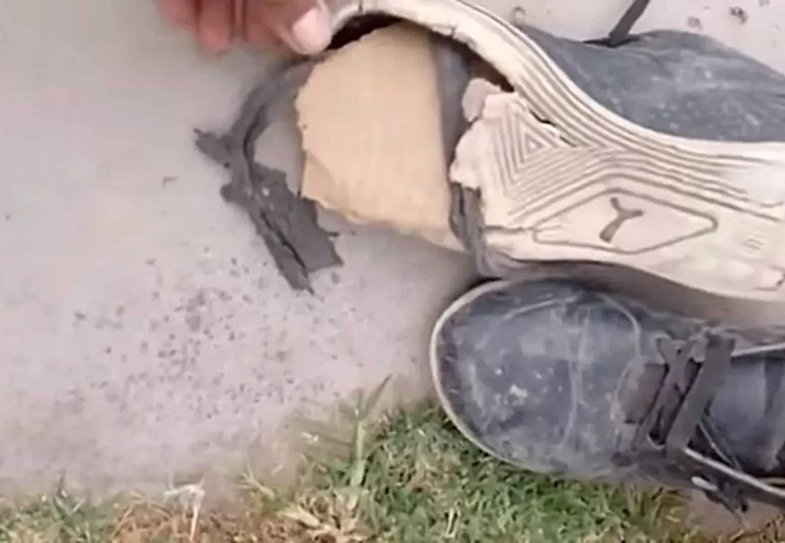 Nene iba a la escuela con zapatillas “de cartón” y un hombre le regaló las suyas