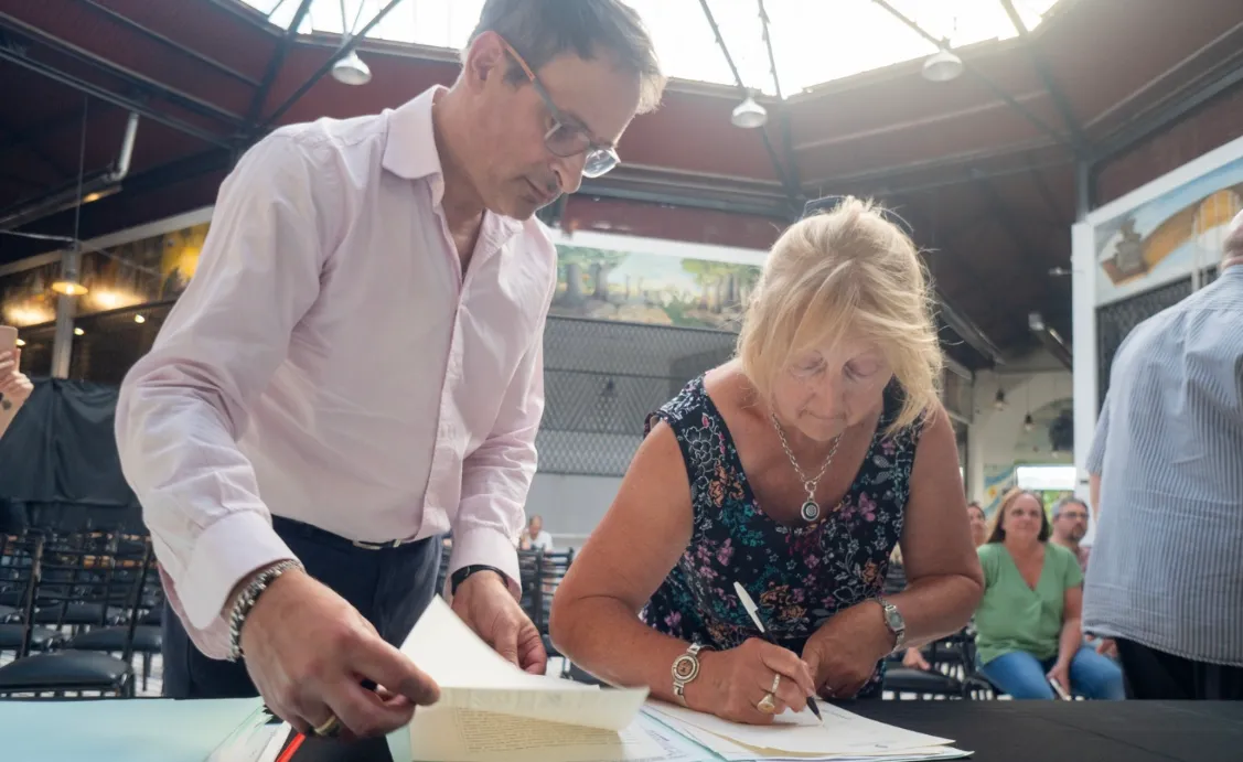 Ricardo Moccero acompañó a 56 familias suarenses en la firma de sus escrituras gratuitas