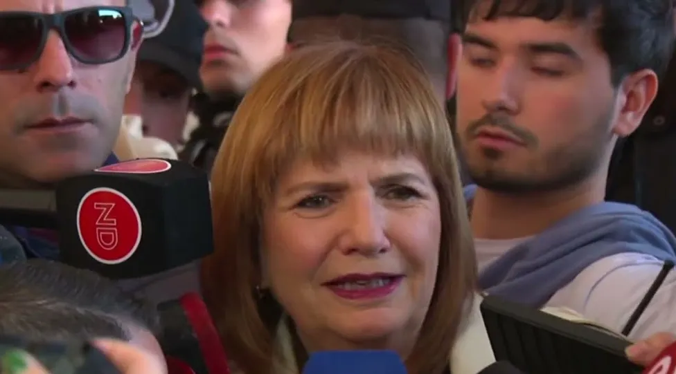 Bullrich votó en La Rural: incidente con la boleta y protesta por Pablo Grillo