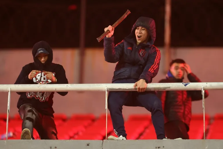 Escándalo en Avellaneda enfrentamientos en las tribunas forzaron la cancelación de Independiente-Universidad de Chile