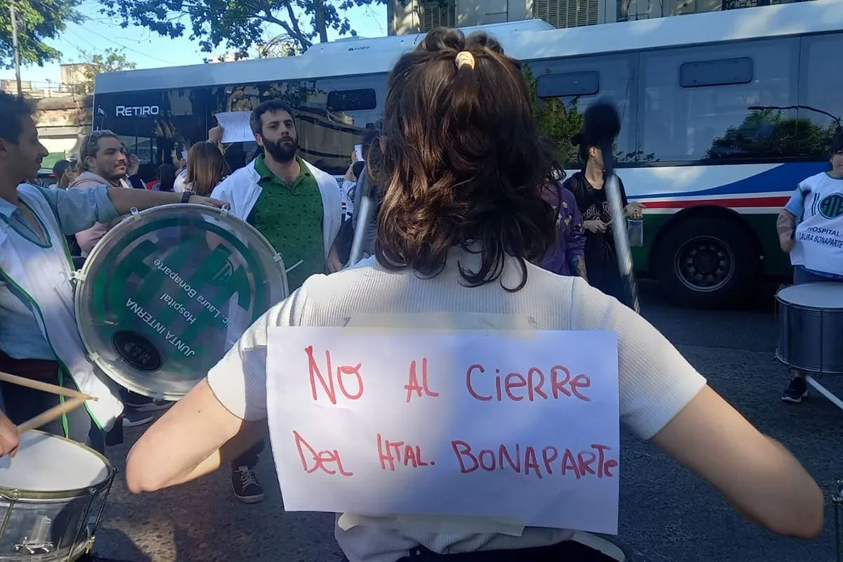 Abrazo solidario al Bonaparte: trabajadores resisten el cierre