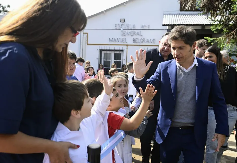 Kicillof saludó a los chicos de la escuela de Plomer