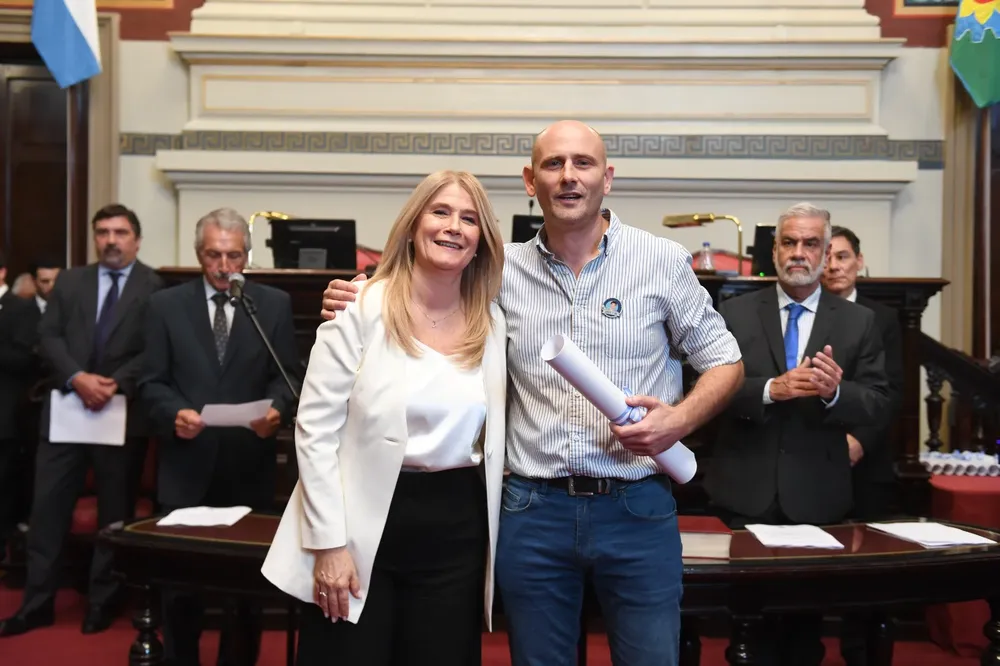 Magario junto a Lago en la jura de senadores