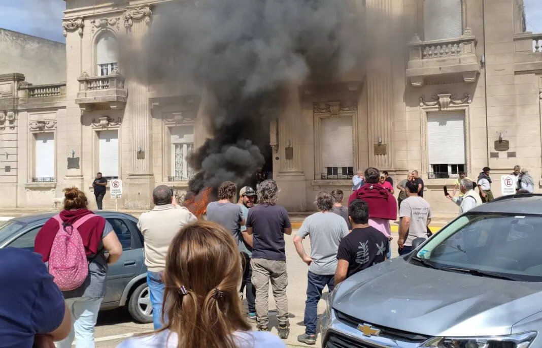 Protesta de productores frente a la Municipalidad por falta de obras en Nueve de Julio